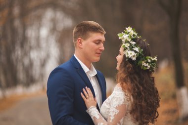 Mutlu evlilik çift, gelin ve damat sonbahar ormanda yürüyüş parkı