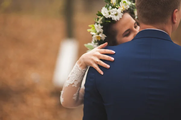 幸せな結婚式のカップル、秋の森を歩く新郎新婦公園 — ストック写真