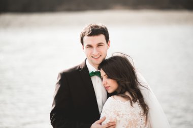 Mutlu yeni evliler, gelin ve damat nehir manzarası ile poz