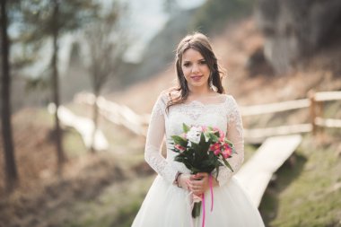 Güzel gelin kaya güzel manzaralı yakınındaki poz