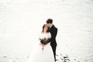 Mutlu yeni evliler, gelin ve damat nehir manzarası ile poz