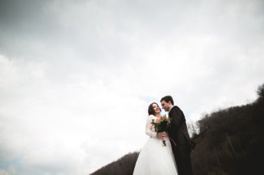 Mutlu evlilik çift, gelin ve damat zemin Dağları nın karşı temiz nehir poz