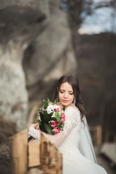 Невеста позирует у скал с красивыми видами — стоковое фото