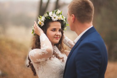 Mutlu evlilik çift, gelin ve damat sonbahar ormanda yürüyüş parkı