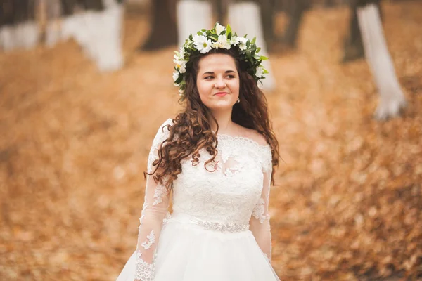 Schöne Braut posiert im Park und Wald Herbst — Stockfoto