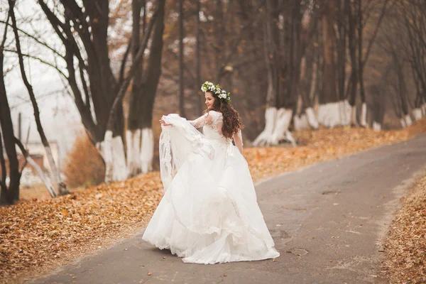 Beautiful bride posing in park and forest autumn — Stock Photo, Image