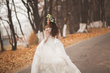 Park ve orman sonbaharda poz güzel gelin