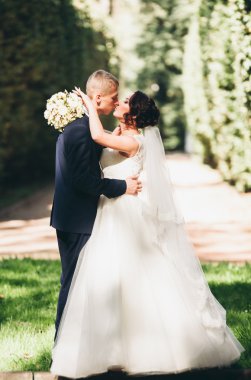 Mutlu evlilik çift, gelin ve damat parkta poz