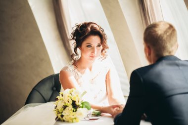 Mutlu evlilik çift, gelin ve damat otelin poz