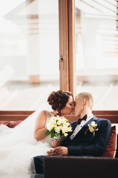 Verheugd huwelijksfeest paar, bruid en bruidegom poseren in hotel — Stockfoto