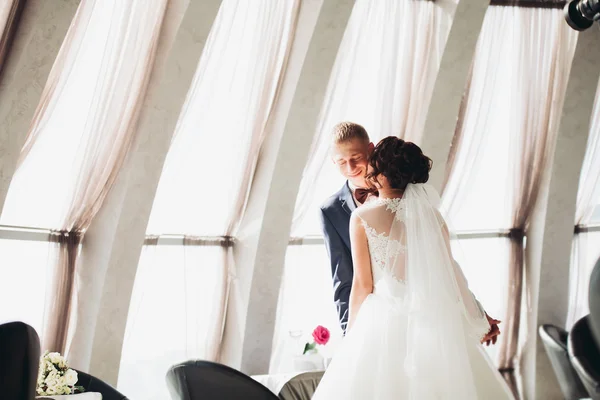 Glückliches Hochzeitspaar, Braut und Bräutigam posieren im Hotel — Stockfoto