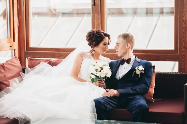 Glückliches Hochzeitspaar, Braut und Bräutigam posieren im Hotel — Stockfoto