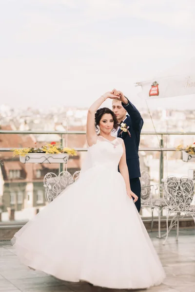 Felice coppia di nozze, sposa, sposo baciare con vista sulla città vecchia — Foto Stock