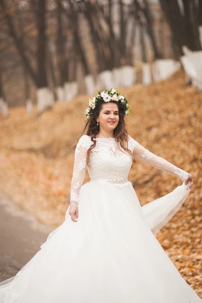 Belle mariée posant dans le parc et la forêt automne — Photo