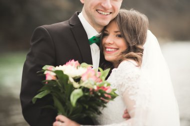 Mutlu evlilik çift, gelin ve damat zemin Dağları nın karşı temiz nehir poz