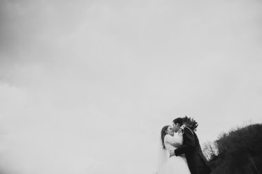 Mutlu evlilik çift, gelin ve damat zemin Dağları nın karşı temiz nehir poz