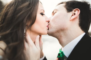 Mutlu yeni evliler, gelin ve damat nehir manzarası ile poz