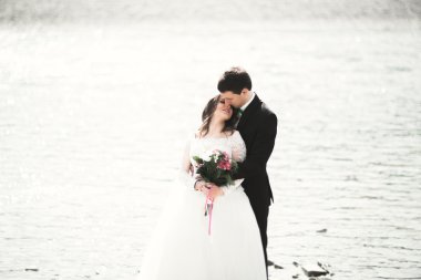 Mutlu yeni evliler, gelin ve damat nehir manzarası ile poz