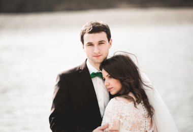 Mutlu yeni evliler, gelin ve damat nehir manzarası ile poz