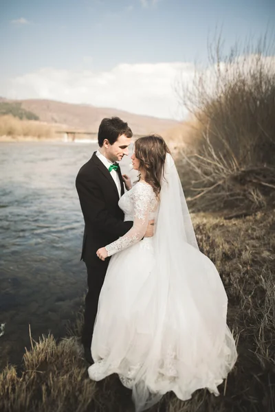 Feliz recém-casados, noiva e noivo posando no rio com belas vistas — Fotografia de Stock