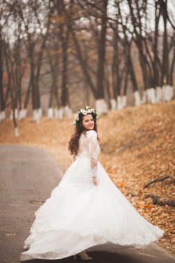 Park ve orman sonbaharda poz güzel gelin