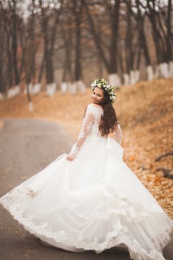 Park ve orman sonbaharda poz güzel gelin