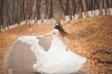 Park ve orman sonbaharda poz güzel gelin