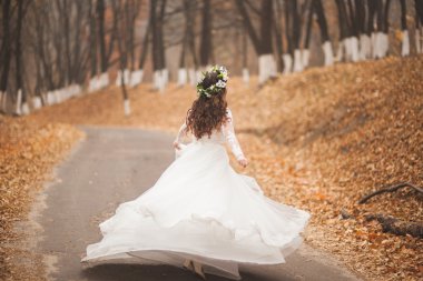 Park ve orman sonbaharda poz güzel gelin