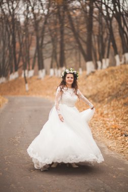 Park ve orman sonbaharda poz güzel gelin