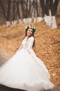 Park ve orman sonbaharda poz güzel gelin