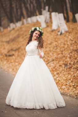 Park ve orman sonbaharda poz güzel gelin