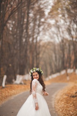 Park ve orman sonbaharda poz güzel gelin