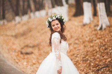 Park ve orman sonbaharda poz güzel gelin