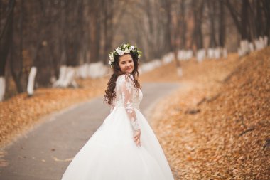 Park ve orman sonbaharda poz güzel gelin