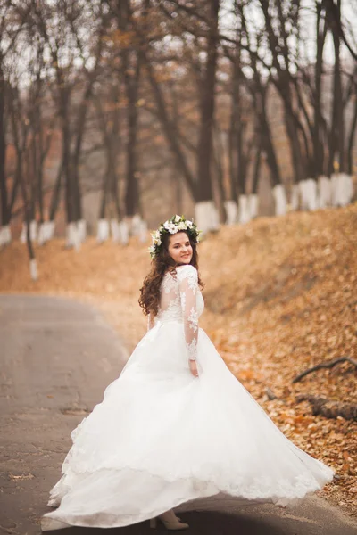 Park ve orman sonbaharda poz güzel gelin