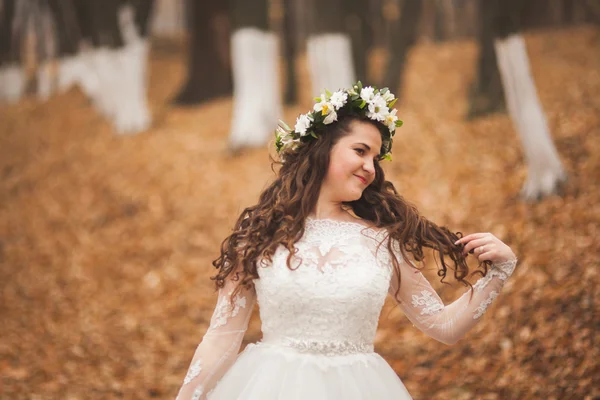 Красивая невеста позирует в парке и лесу осенью — стоковое фото