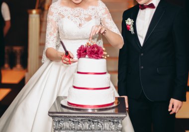 Masada süslü düğün pastası var.