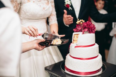 Masada süslü düğün pastası var.