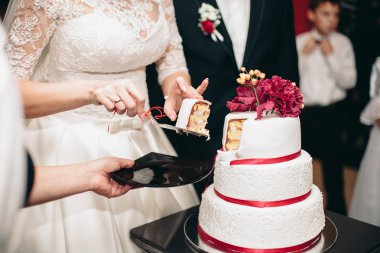 Masada süslü düğün pastası var.