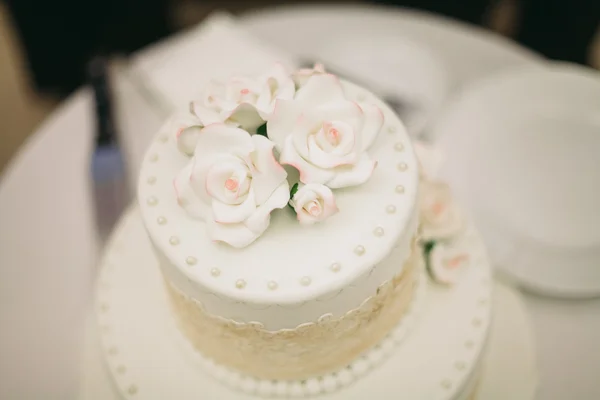 Pastel de boda decorado de lujo en la mesa — Foto de Stock