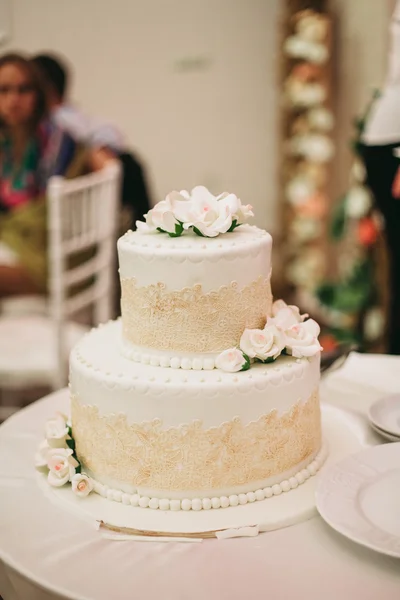 Πολυτελής διακοσμημένη γαμήλια τούρτα στο τραπέζι — Φωτογραφία Αρχείου