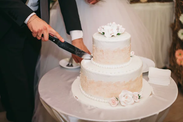 Luxus díszített esküvői torta az asztalon — Stock Fotó