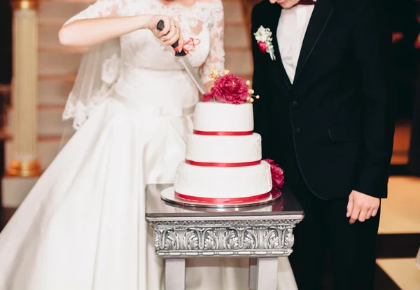 Luxury decorated wedding cake on the table — Stock Photo, Image