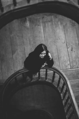 Güzel esmer genç kadın merdivenlerde poz