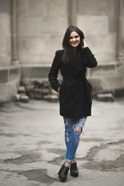 Linda morena jovem posando na rua na cidade velha — Fotografia de Stock