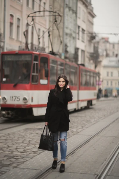 Güzel esmer genç kadın eski şehirde sokakta poz — Stok fotoğraf