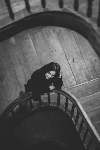 Linda morena jovem posando nas escadas — Fotografia de Stock