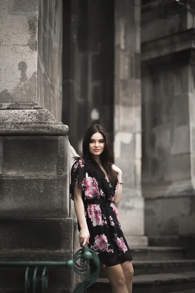 Linda morena jovem posando na rua na cidade velha — Fotografia de Stock