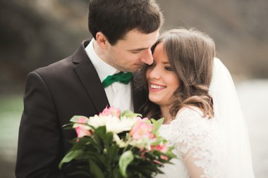 Mutlu evlilik çift, gelin ve damat zemin Dağları nın karşı temiz nehir poz