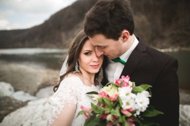 Mutlu evlilik çift, gelin ve damat zemin Dağları nın karşı temiz nehir poz